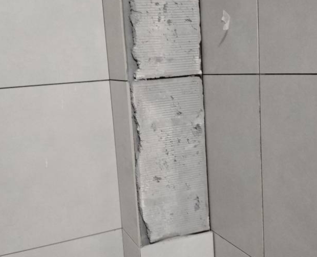 游仙瓷砖空鼓维修公司分享下瓷砖施工前基层浇水润湿程度不足，可能导致以下问题